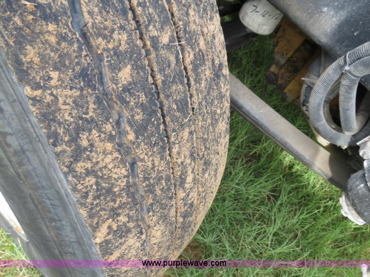 image for item B4514 2000 Peterbilt 377 semi truck