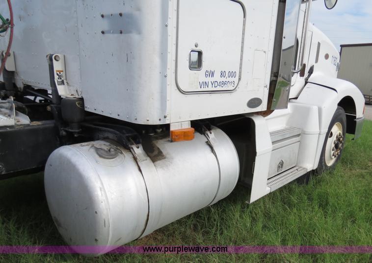 image for item B4514 2000 Peterbilt 377 semi truck