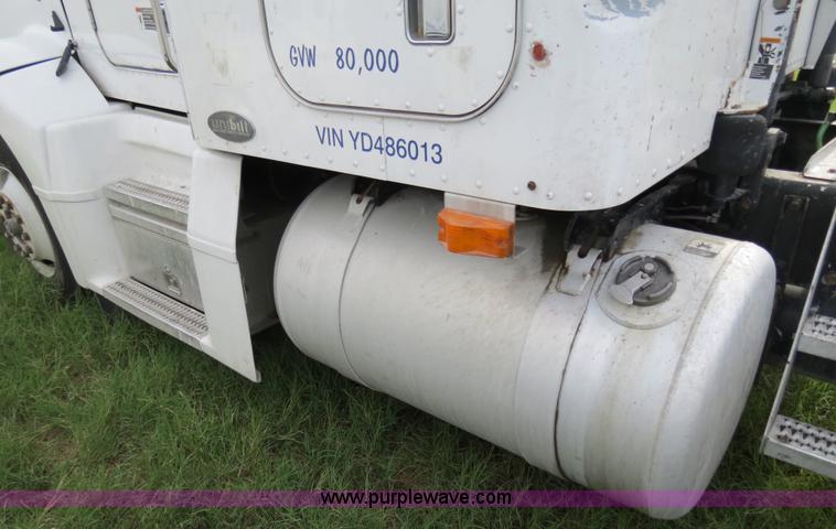 image for item B4514 2000 Peterbilt 377 semi truck