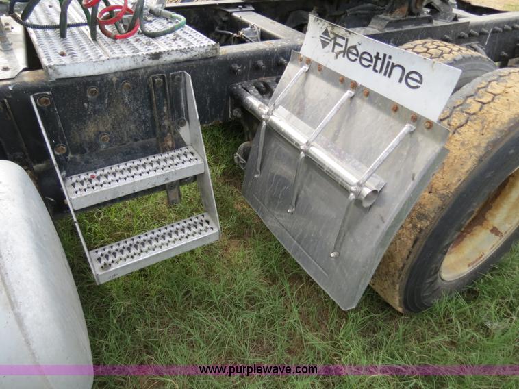 image for item B4514 2000 Peterbilt 377 semi truck