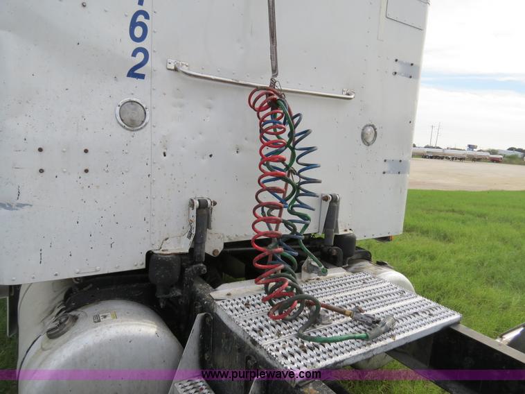 image for item B4514 2000 Peterbilt 377 semi truck