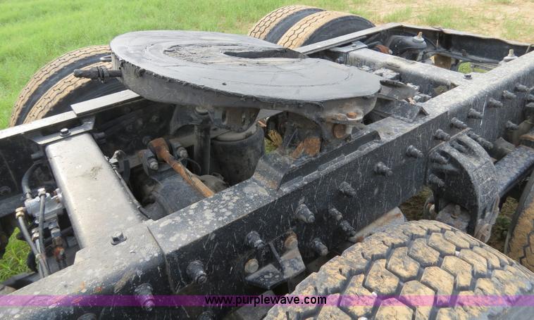 image for item B4514 2000 Peterbilt 377 semi truck