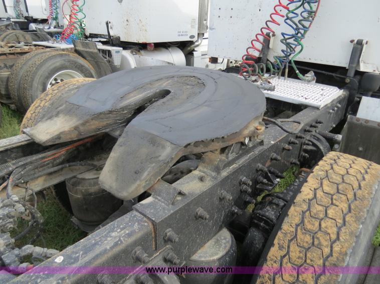 image for item B4514 2000 Peterbilt 377 semi truck