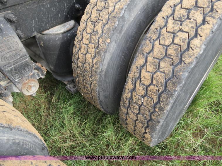 image for item B4514 2000 Peterbilt 377 semi truck