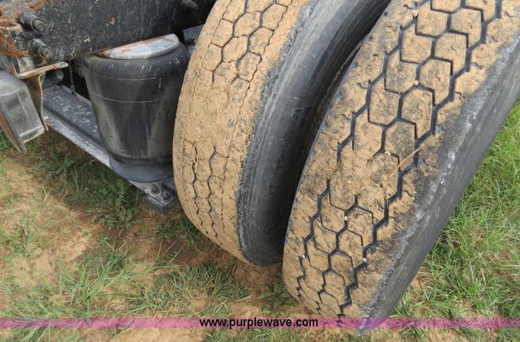 image for item B4514 2000 Peterbilt 377 semi truck