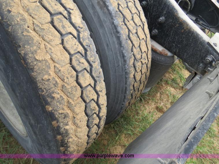 image for item B4514 2000 Peterbilt 377 semi truck