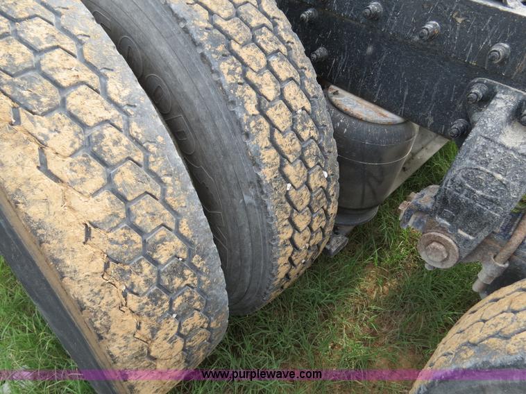 image for item B4514 2000 Peterbilt 377 semi truck