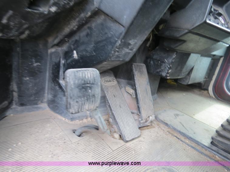 image for item B4515 1998 Peterbilt 377 semi truck