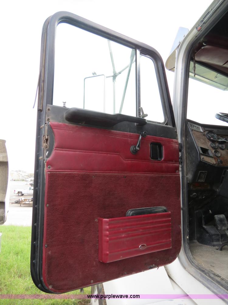 image for item B4515 1998 Peterbilt 377 semi truck