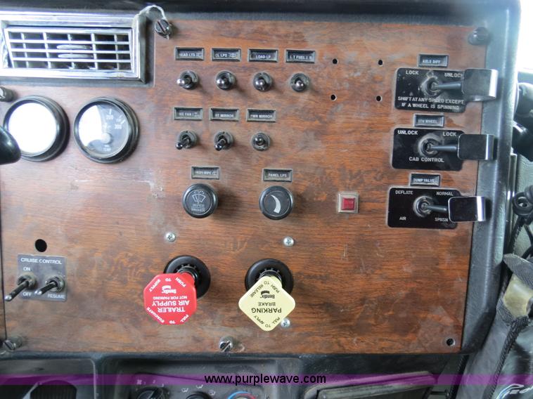 image for item B4515 1998 Peterbilt 377 semi truck