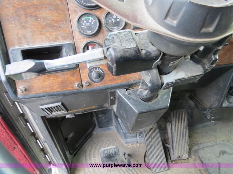 image for item B4515 1998 Peterbilt 377 semi truck