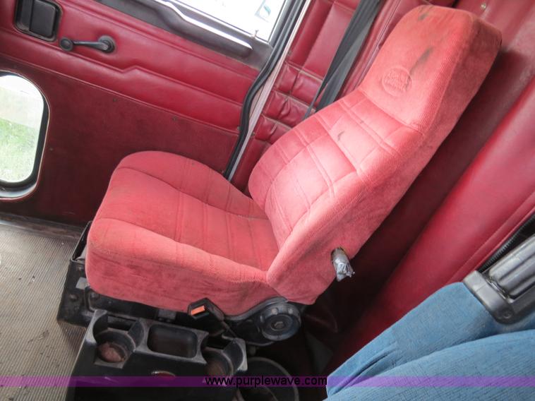 image for item B4515 1998 Peterbilt 377 semi truck