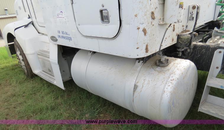 image for item B4515 1998 Peterbilt 377 semi truck