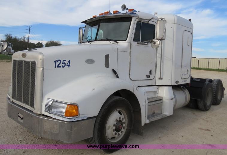 image for item B4516 2000 Peterbilt 377 semi truck