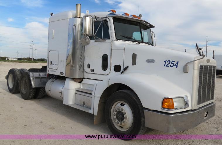 image for item B4516 2000 Peterbilt 377 semi truck