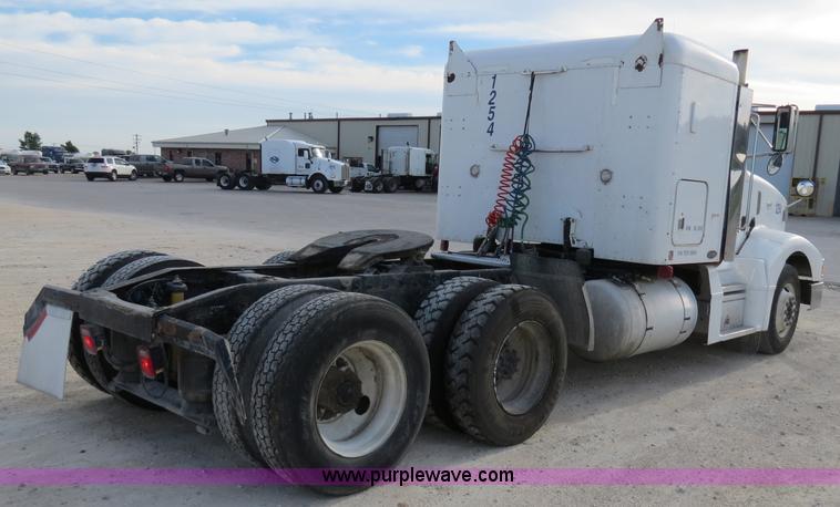 image for item B4516 2000 Peterbilt 377 semi truck