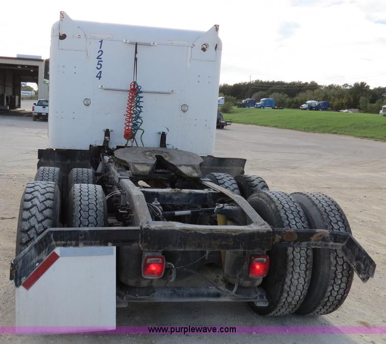 image for item B4516 2000 Peterbilt 377 semi truck