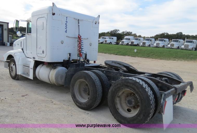 image for item B4516 2000 Peterbilt 377 semi truck