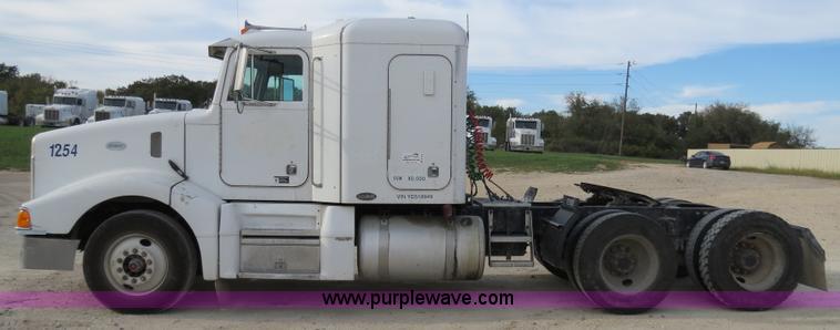 image for item B4516 2000 Peterbilt 377 semi truck
