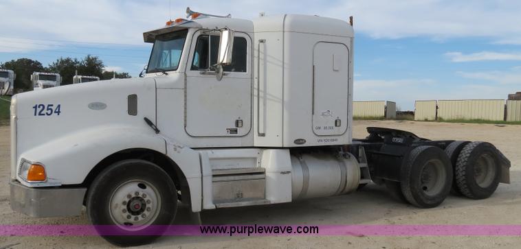image for item B4516 2000 Peterbilt 377 semi truck