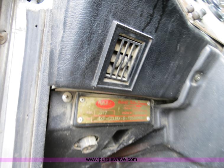 image for item B4516 2000 Peterbilt 377 semi truck