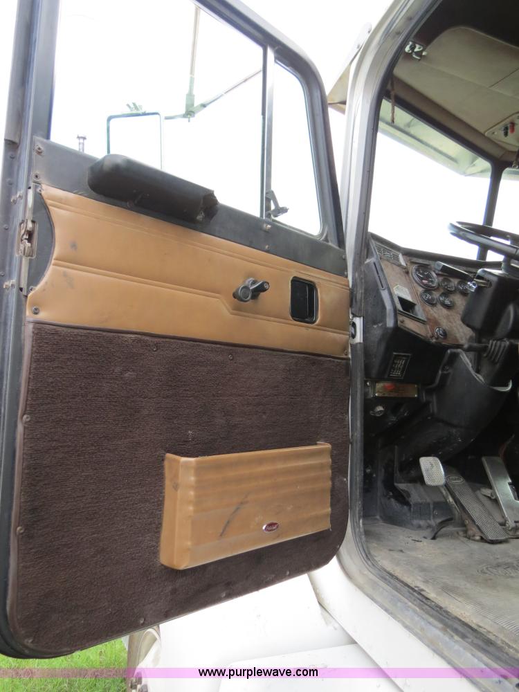 image for item B4516 2000 Peterbilt 377 semi truck