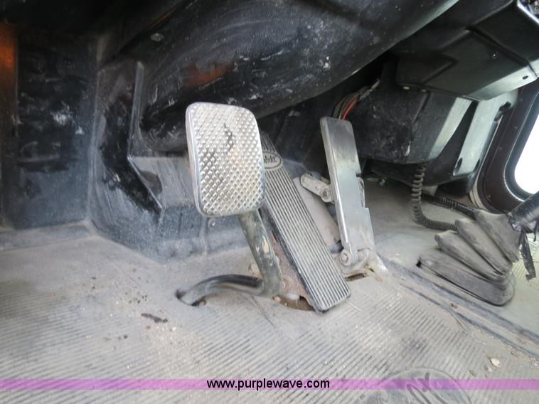 image for item B4516 2000 Peterbilt 377 semi truck