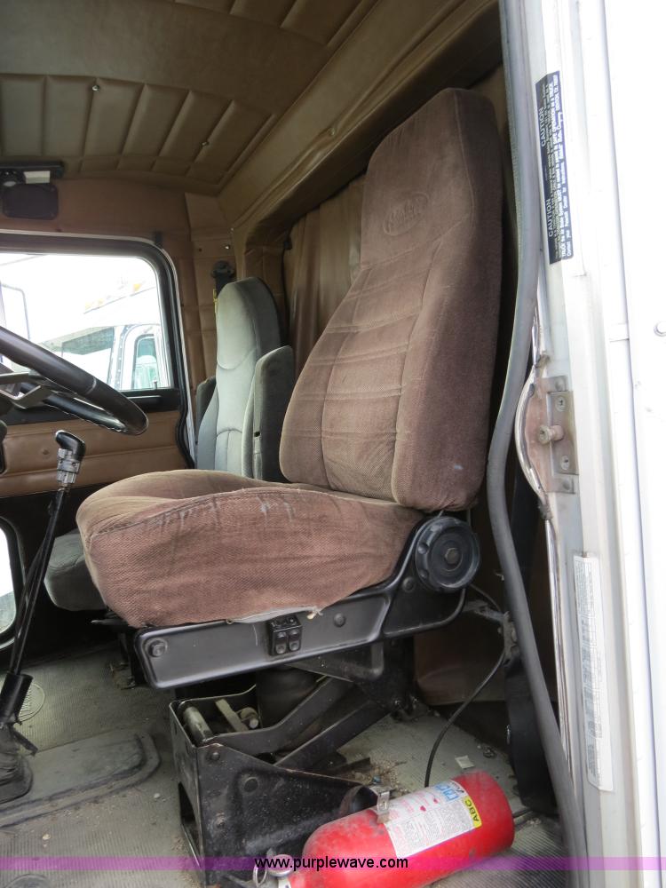 image for item B4516 2000 Peterbilt 377 semi truck