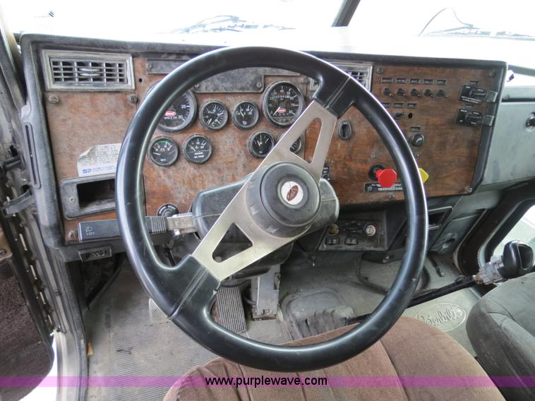 image for item B4516 2000 Peterbilt 377 semi truck