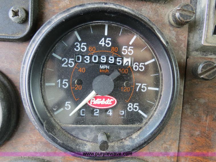 image for item B4516 2000 Peterbilt 377 semi truck