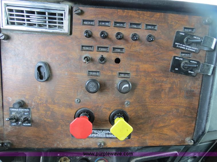 image for item B4516 2000 Peterbilt 377 semi truck