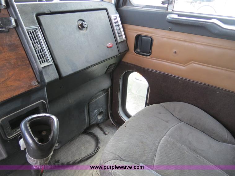 image for item B4516 2000 Peterbilt 377 semi truck