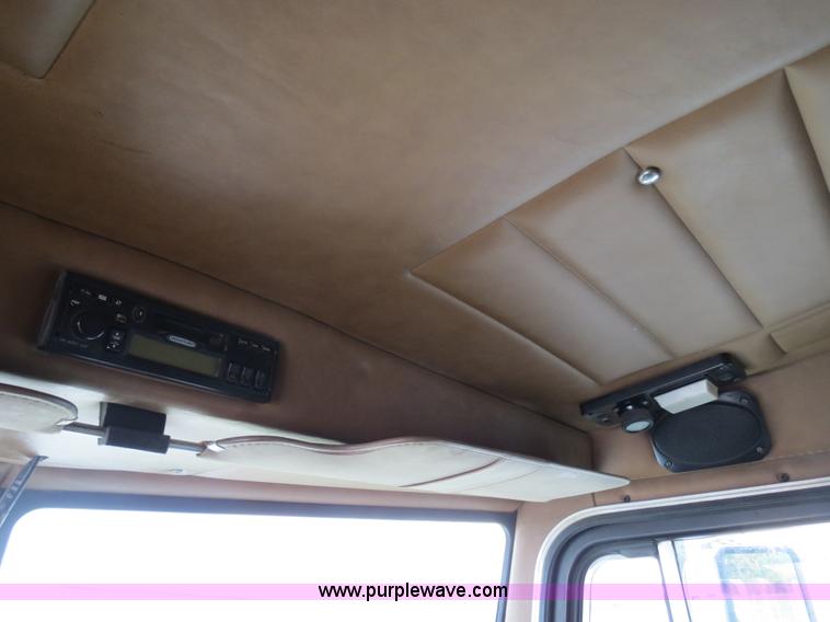 image for item B4516 2000 Peterbilt 377 semi truck