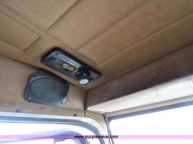 image for item B4516 2000 Peterbilt 377 semi truck