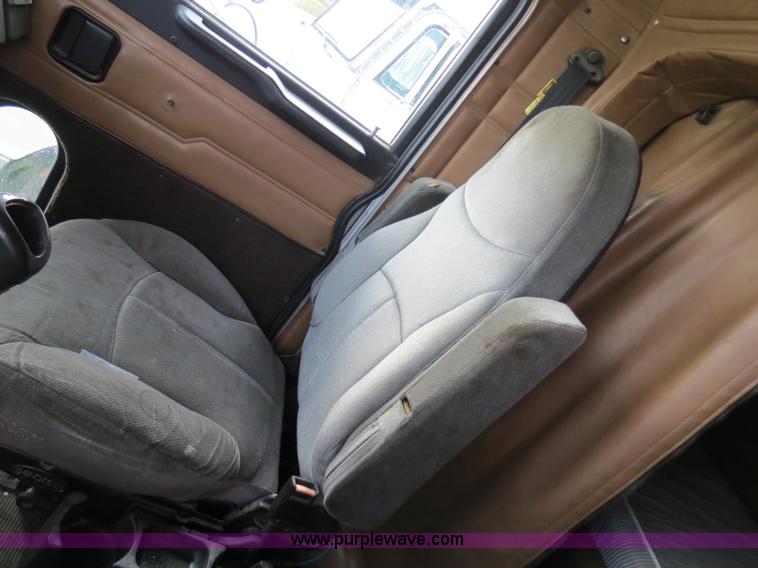 image for item B4516 2000 Peterbilt 377 semi truck