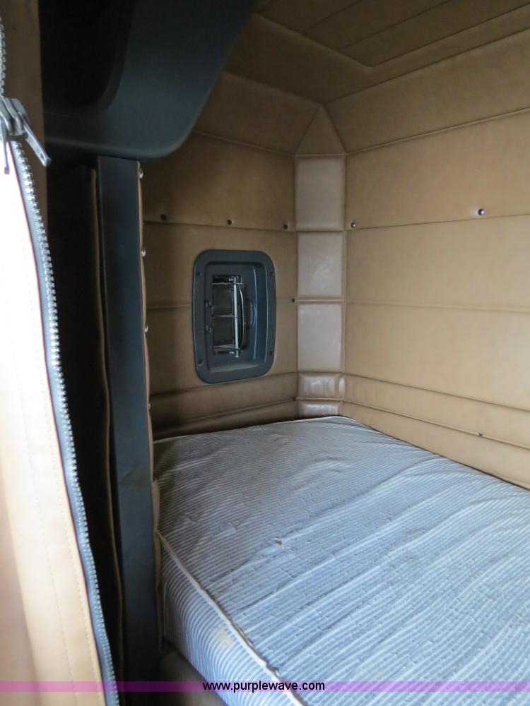 image for item B4516 2000 Peterbilt 377 semi truck