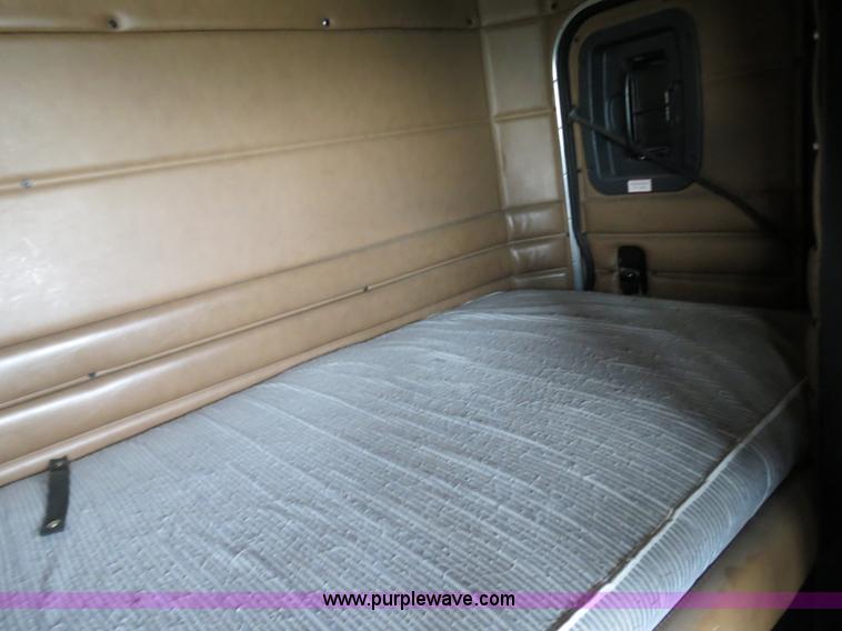 image for item B4516 2000 Peterbilt 377 semi truck