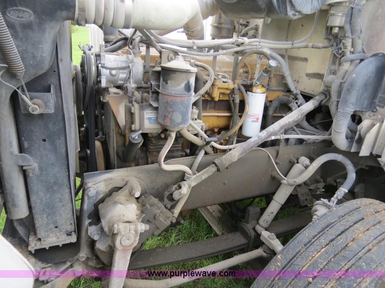 image for item B4516 2000 Peterbilt 377 semi truck