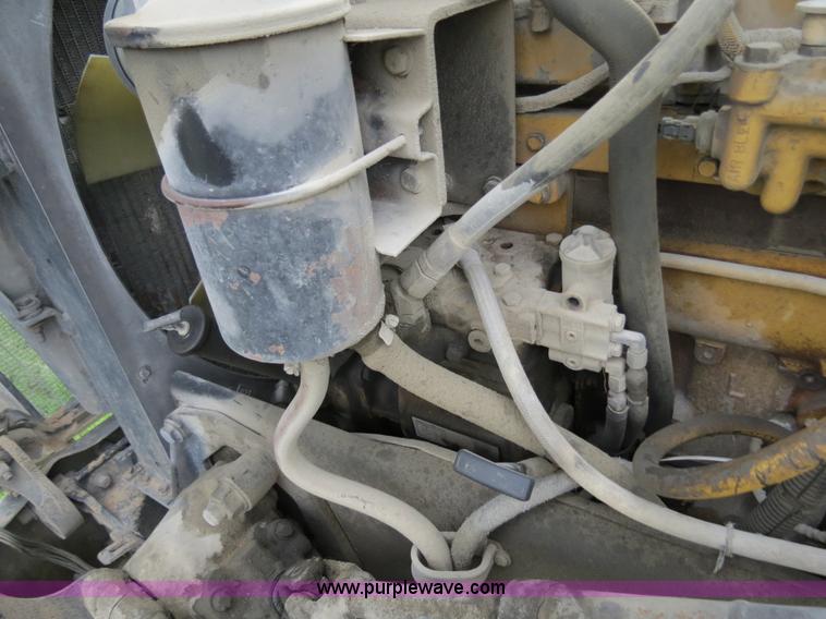 image for item B4516 2000 Peterbilt 377 semi truck