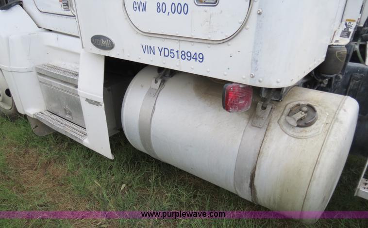 image for item B4516 2000 Peterbilt 377 semi truck