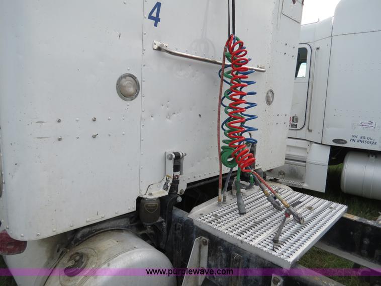 image for item B4516 2000 Peterbilt 377 semi truck