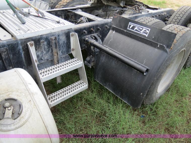 image for item B4516 2000 Peterbilt 377 semi truck