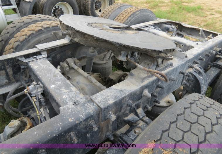 image for item B4516 2000 Peterbilt 377 semi truck