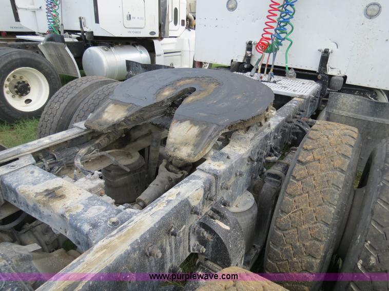 image for item B4516 2000 Peterbilt 377 semi truck