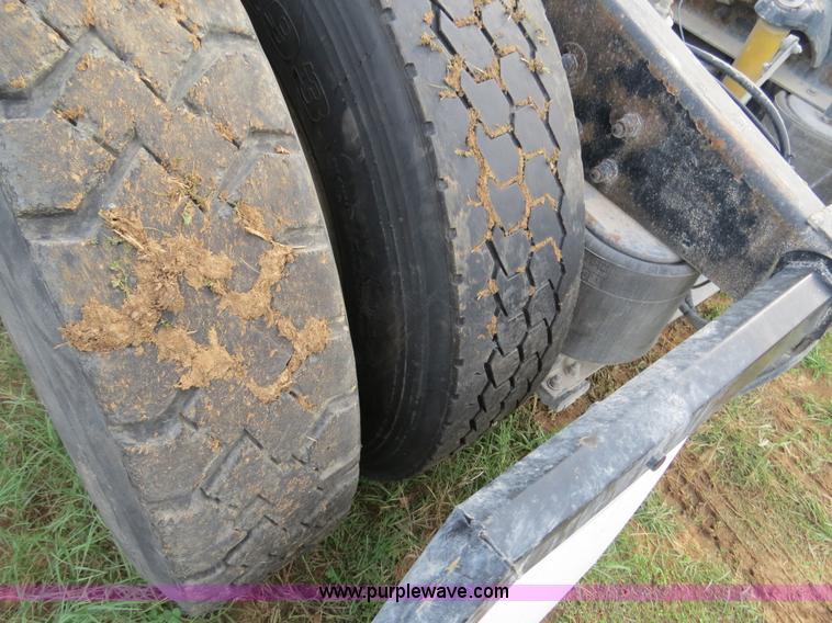 image for item B4516 2000 Peterbilt 377 semi truck