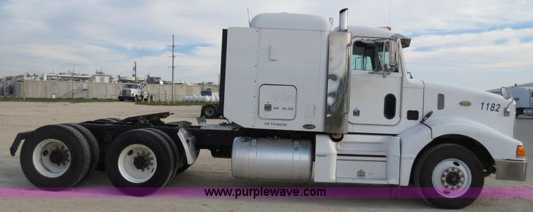 image for item B4517 2000 Peterbilt 377 semi truck