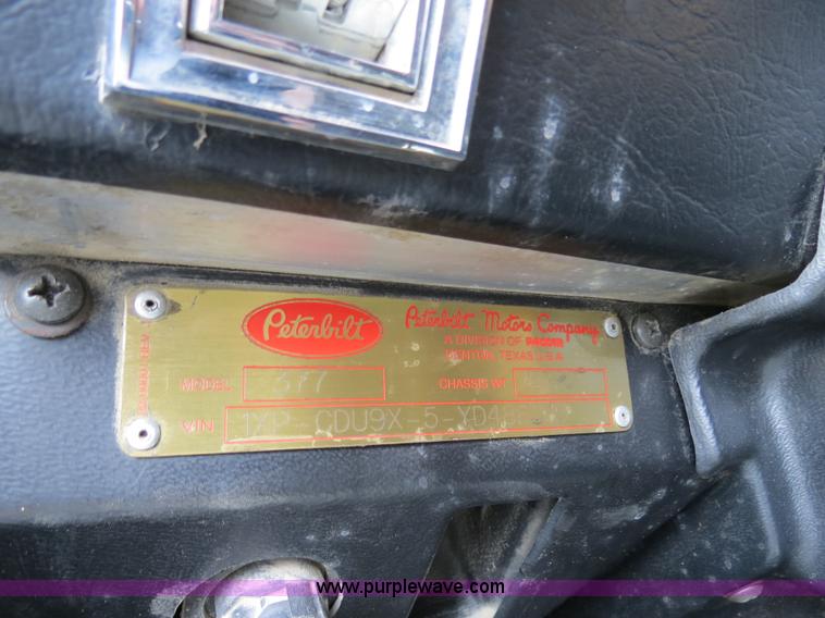image for item B4517 2000 Peterbilt 377 semi truck