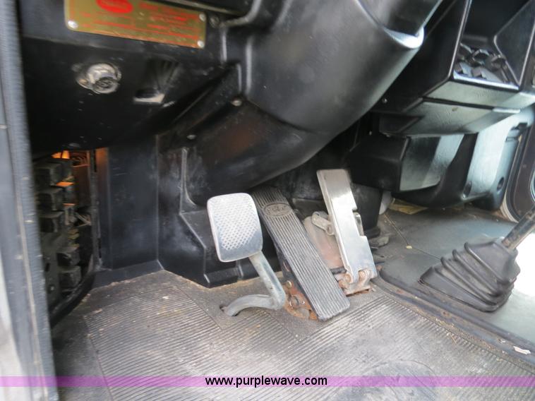 image for item B4517 2000 Peterbilt 377 semi truck