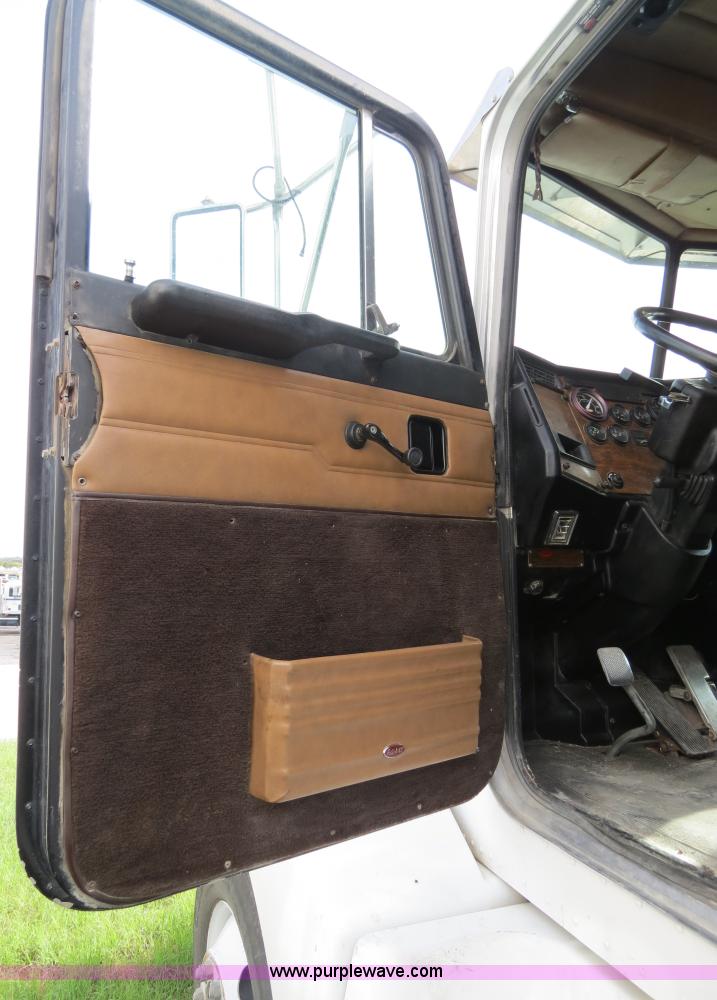 image for item B4517 2000 Peterbilt 377 semi truck