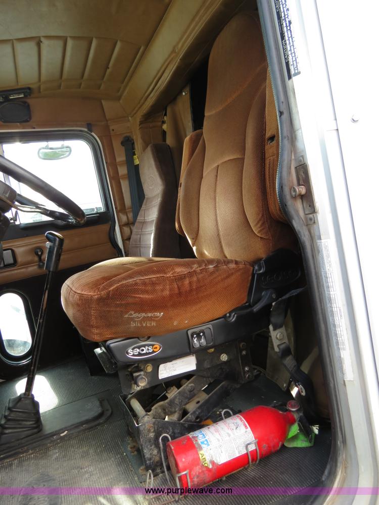 image for item B4517 2000 Peterbilt 377 semi truck